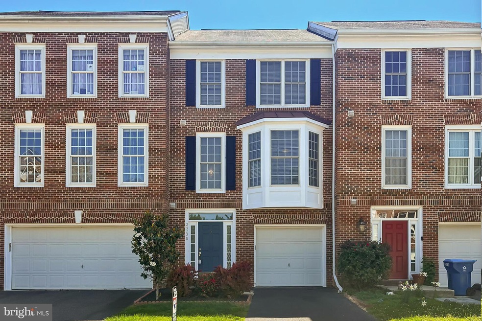 25228 Dunvegan Square, Chantilly, VA 20152 - photo 1