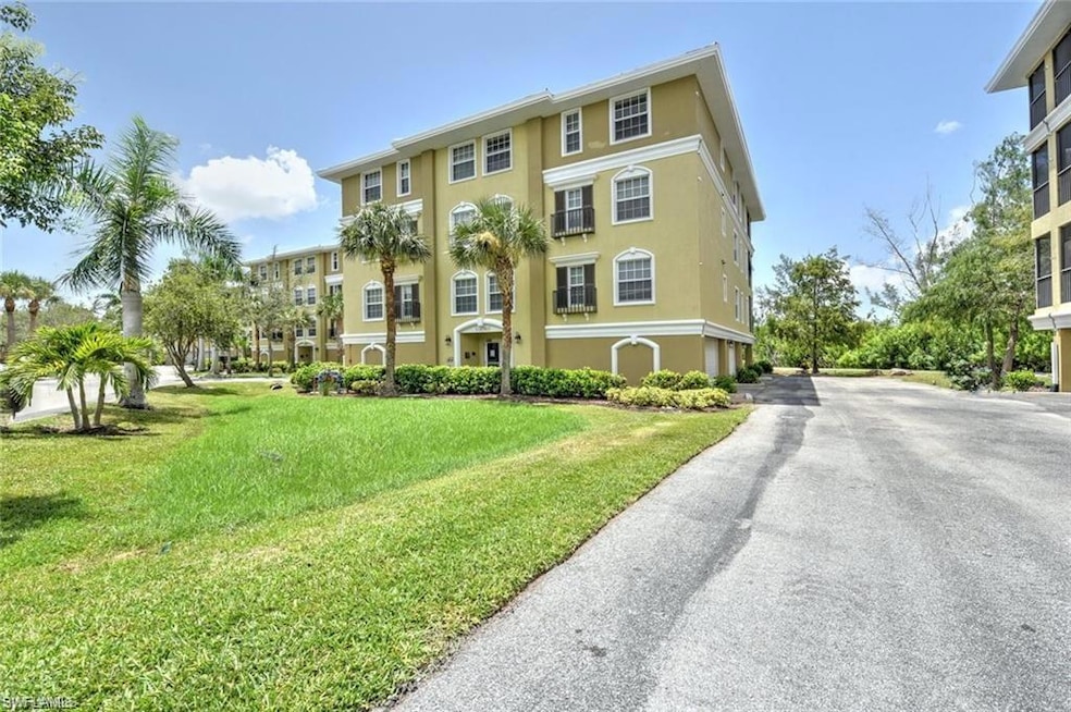 10060 Lake Cove Dr unit 301, Fort Myers, FL 33908 - photo 1
