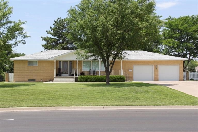 121 N Main St, Hugoton, KS 67951 - photo 1