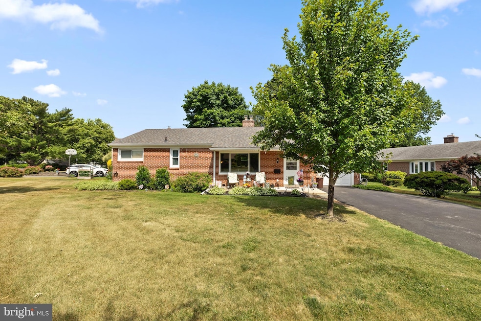 2221 Dickens Ln, Broomall, PA 19008 - photo 1