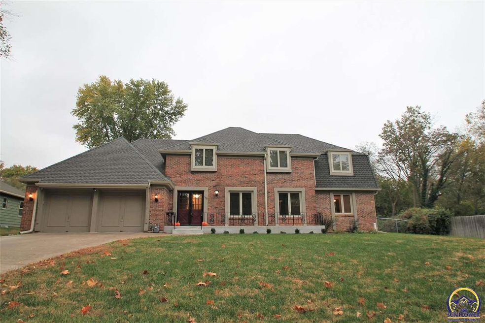 1527 SW Ward Pkwy, Topeka, KS 66604 - photo 1