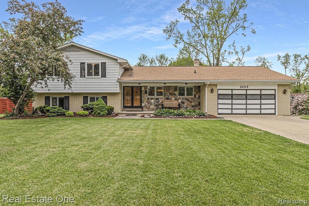 All Sports Wolverine Lake Canalfront home on a Spa