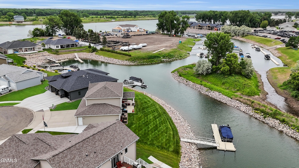 2207 Bridgeview Ct, Mandan, ND 58554 - photo 1