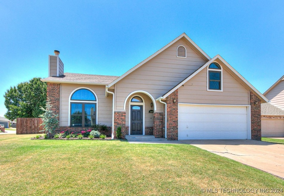 3202 N 7th Place, Broken Arrow, OK 74012 - photo 1