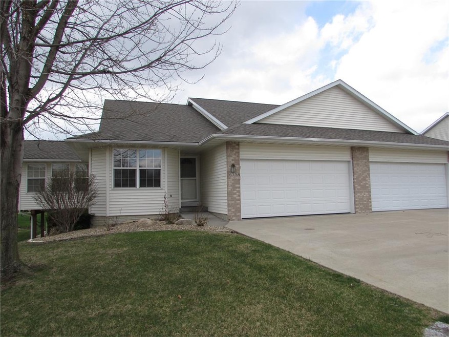 Front view of ranch condo with 4 season sun room.