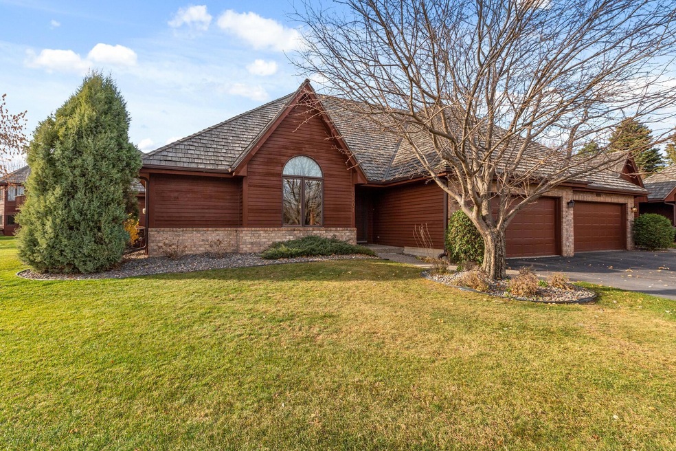 Main level living, end unit TH in Plymouth!