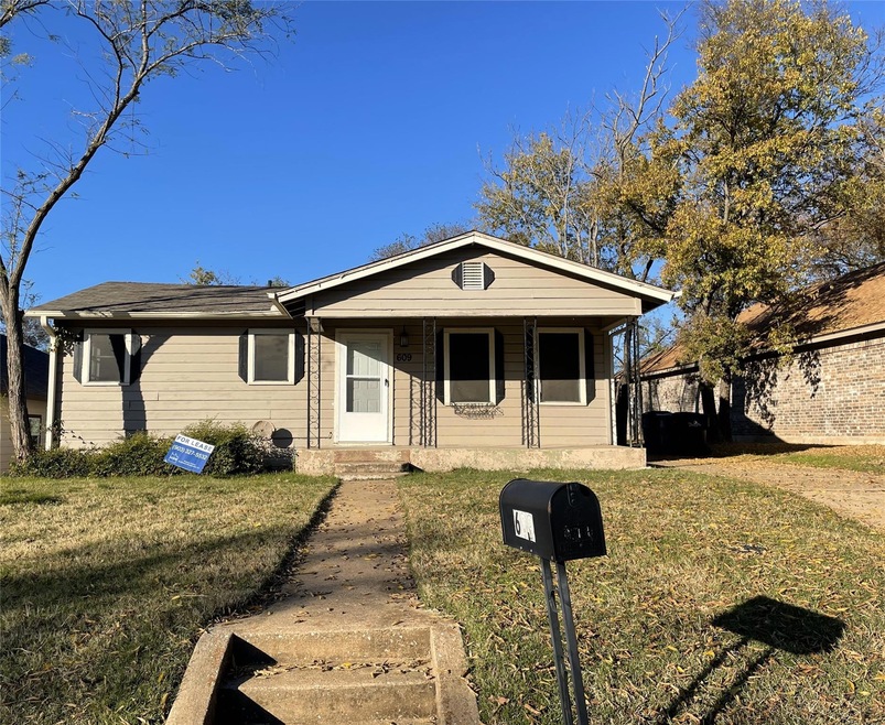 609 W Elm St, Denison, TX 75020 - photo 1