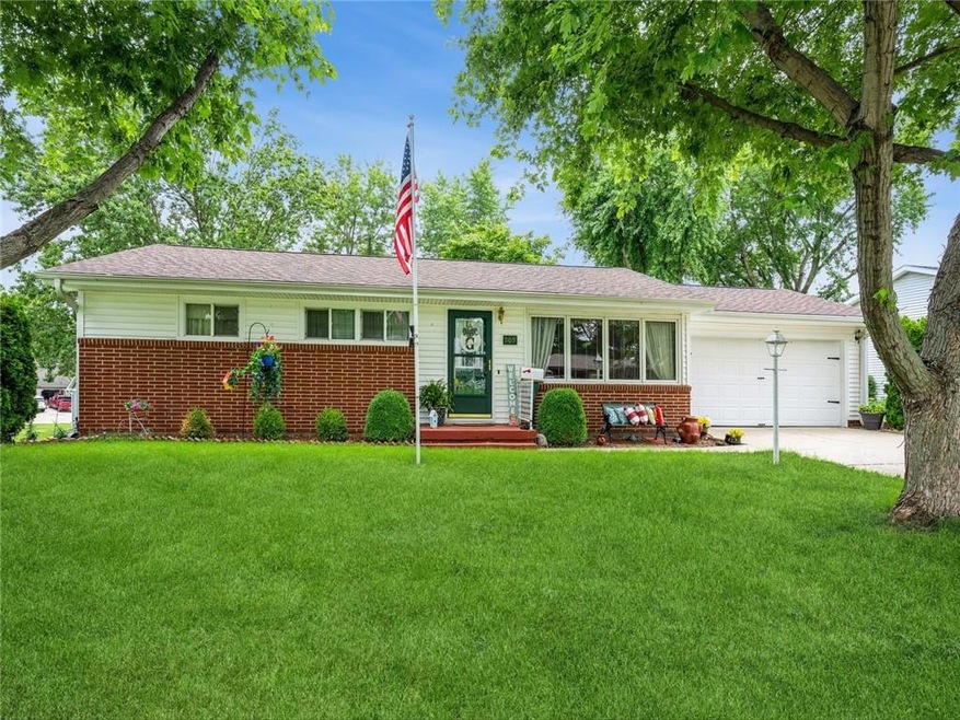 909 S 14th Ave W, Newton, IA 50208 - photo 1