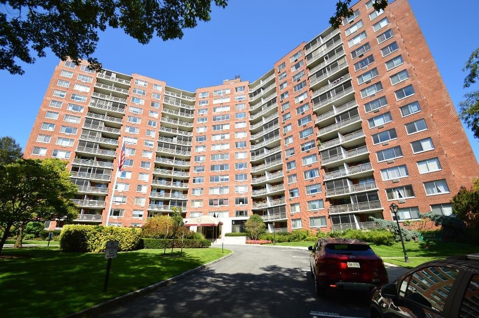 Lakeside Towers unit 12K, Bayside, NY 11361 - photo 1