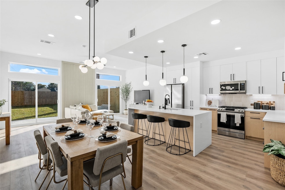 3115 Armada Dr unit A, Houston, TX 77091 - photo 1