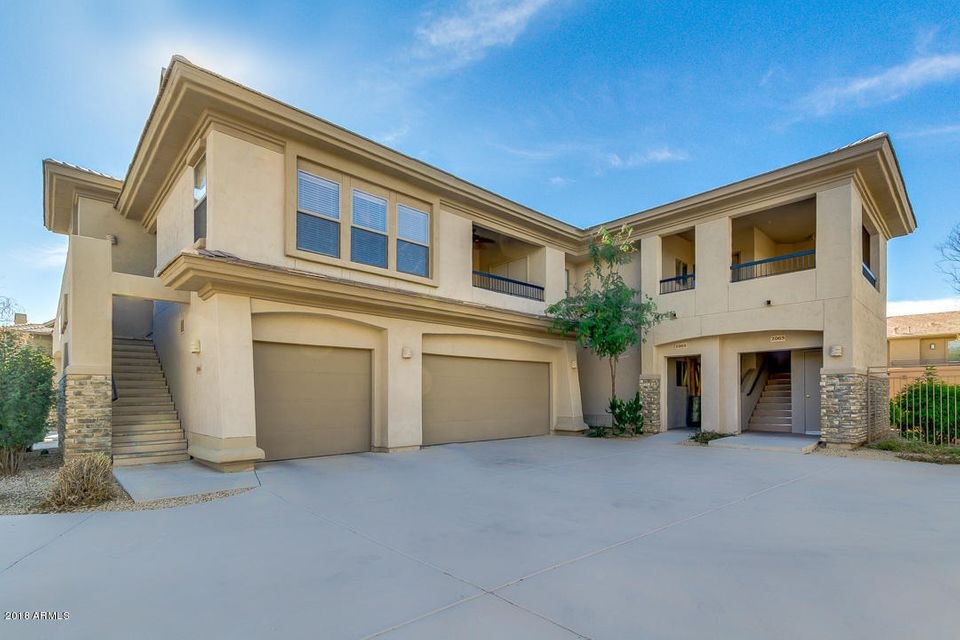 Corner unit w/2 large 2 car garage