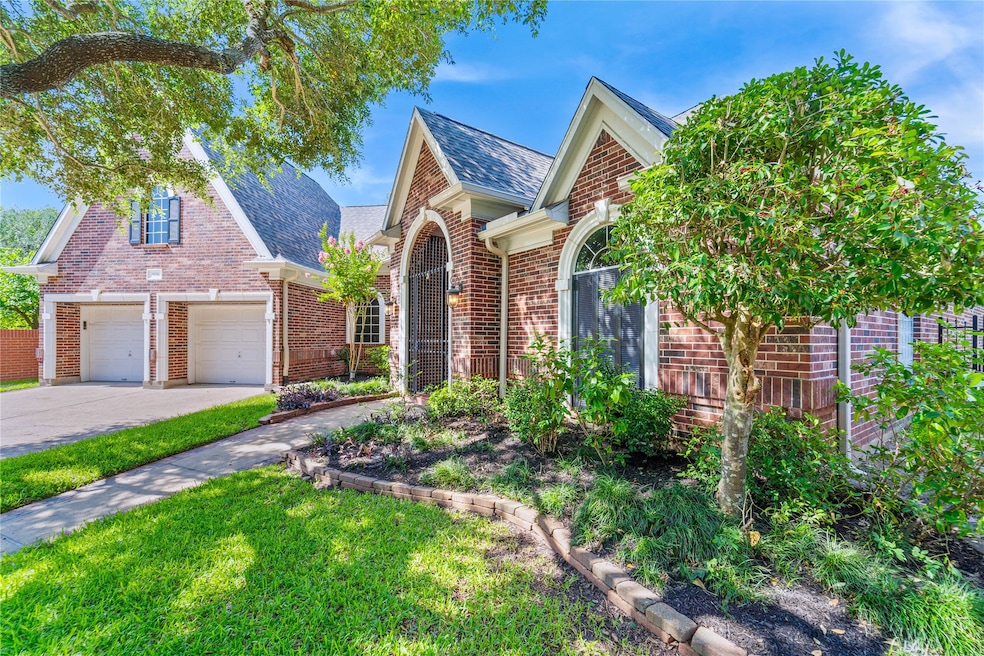 RARE SINGLE STORY HOME IN PRESTIGIOUS SWEETWATER G