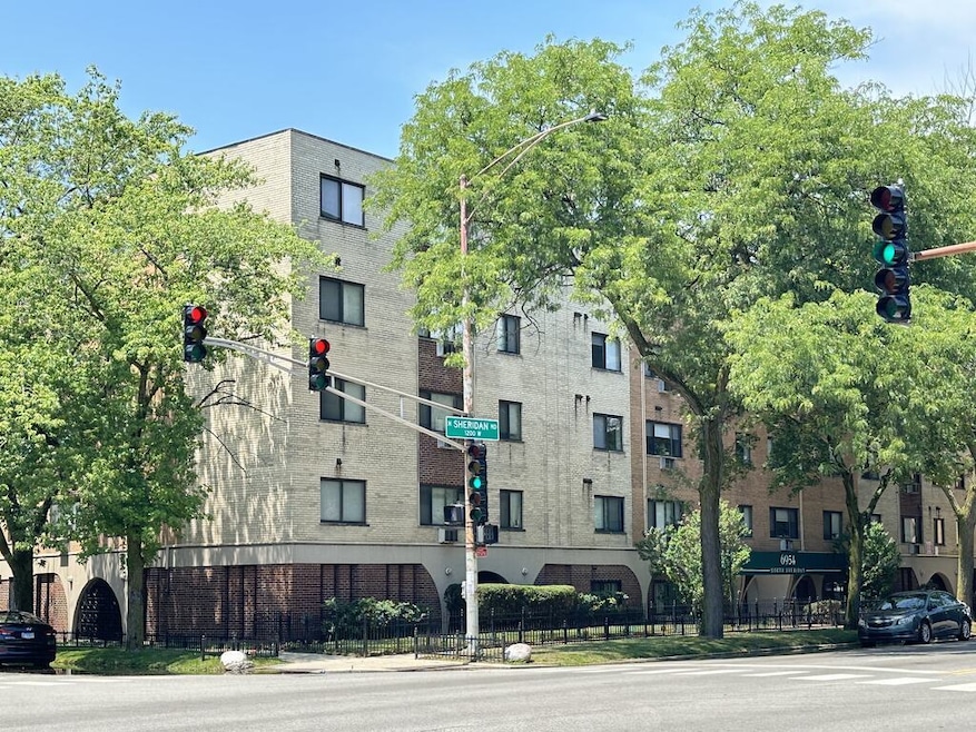 6954 N Sheridan Rd unit 312, Chicago, IL 60626 - photo 1