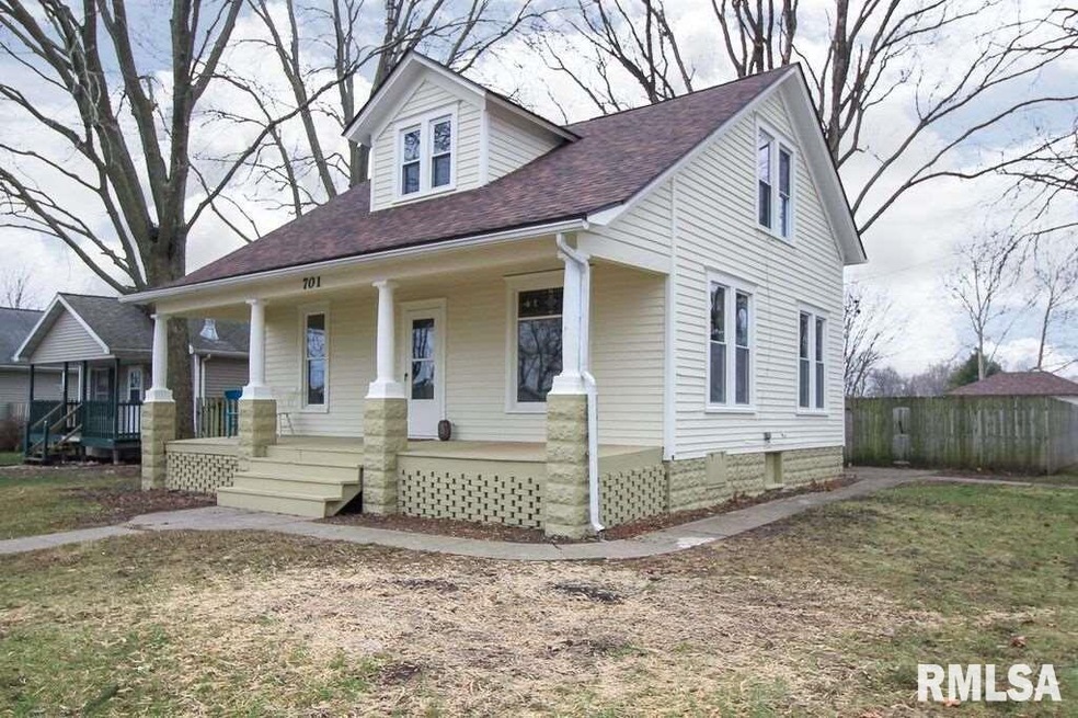 701 Omaha Ave, Lincoln, IL 62656 - photo 1