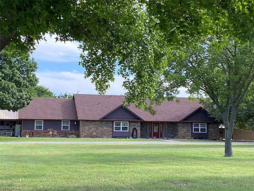 250 Meadow Brook Ct, Springtown, TX 76082 - photo 1