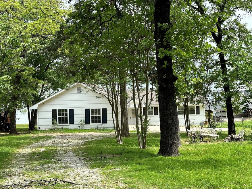 1105 Kiowa Dr W, Gainesville, TX 76240 - photo 1