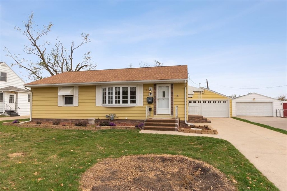 1241 20th St SW, Cedar Rapids, IA 52404 - photo 1