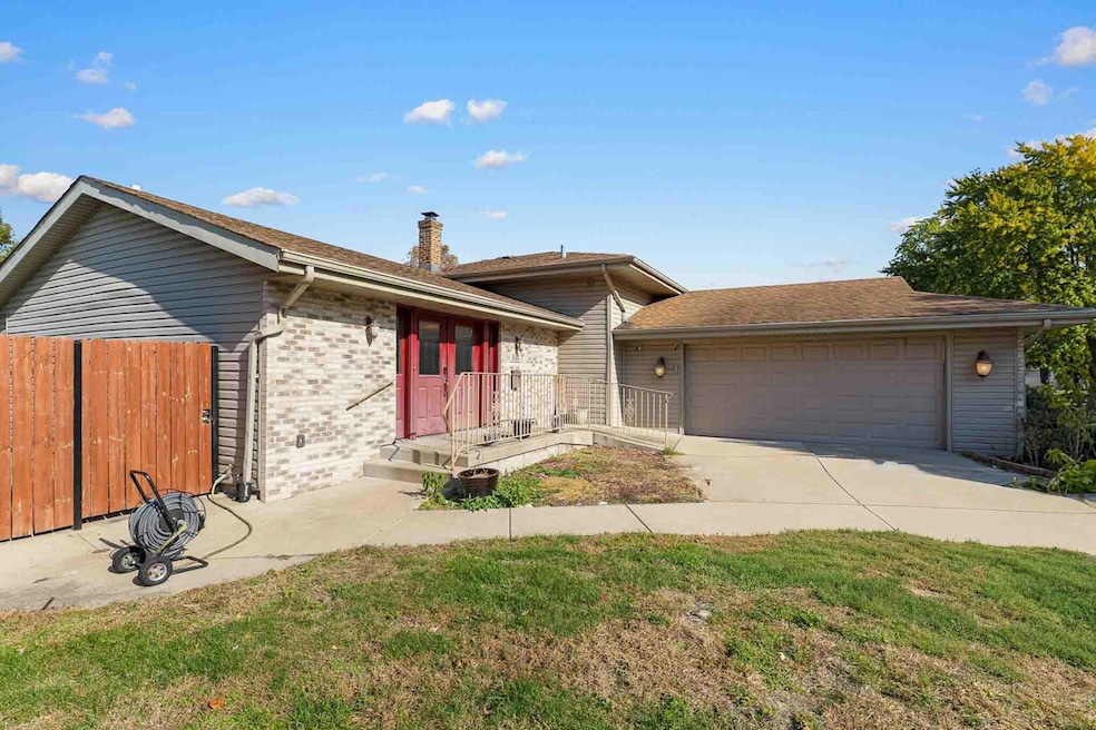 543 Hickory Ln, Munster, IN 46321 - photo 1