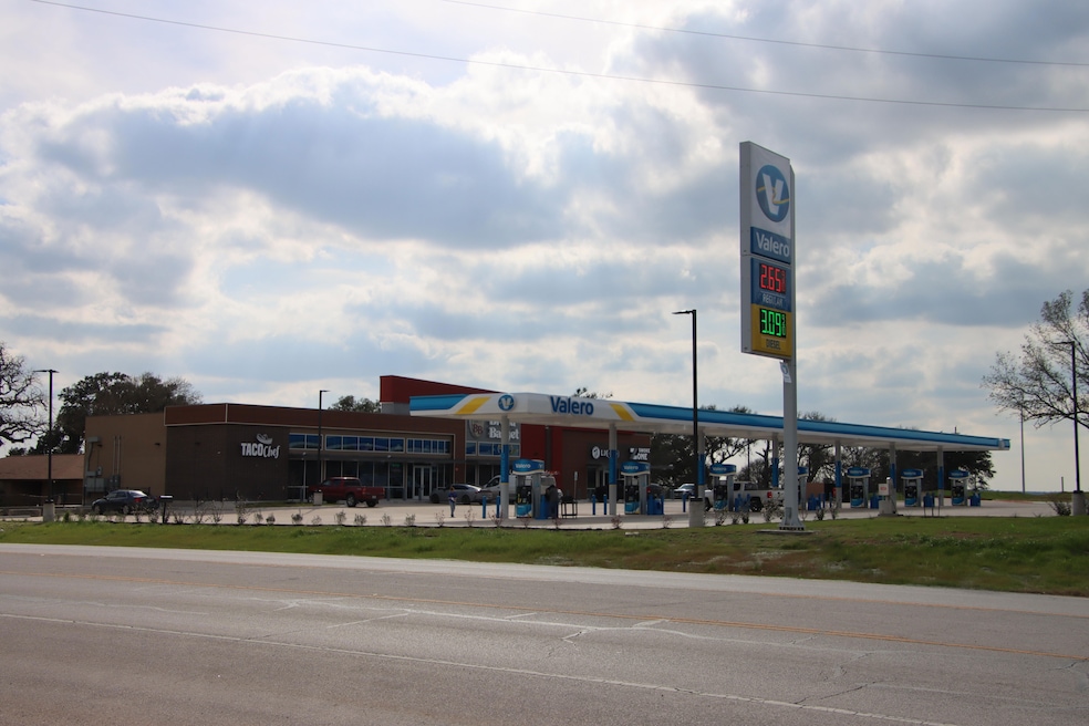 1346 N Jefferson St, La Grange, TX 78945 - photo 1