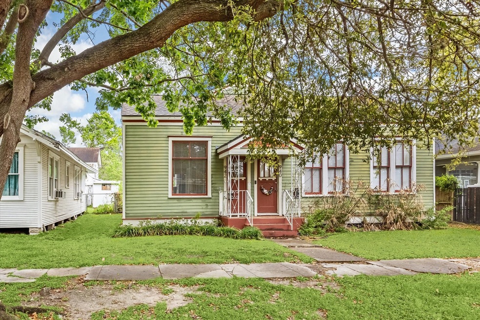 942 Arlington St, Houston, TX 77008 - photo 1