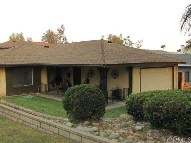 Attractive entrance to a very nice open floor plan