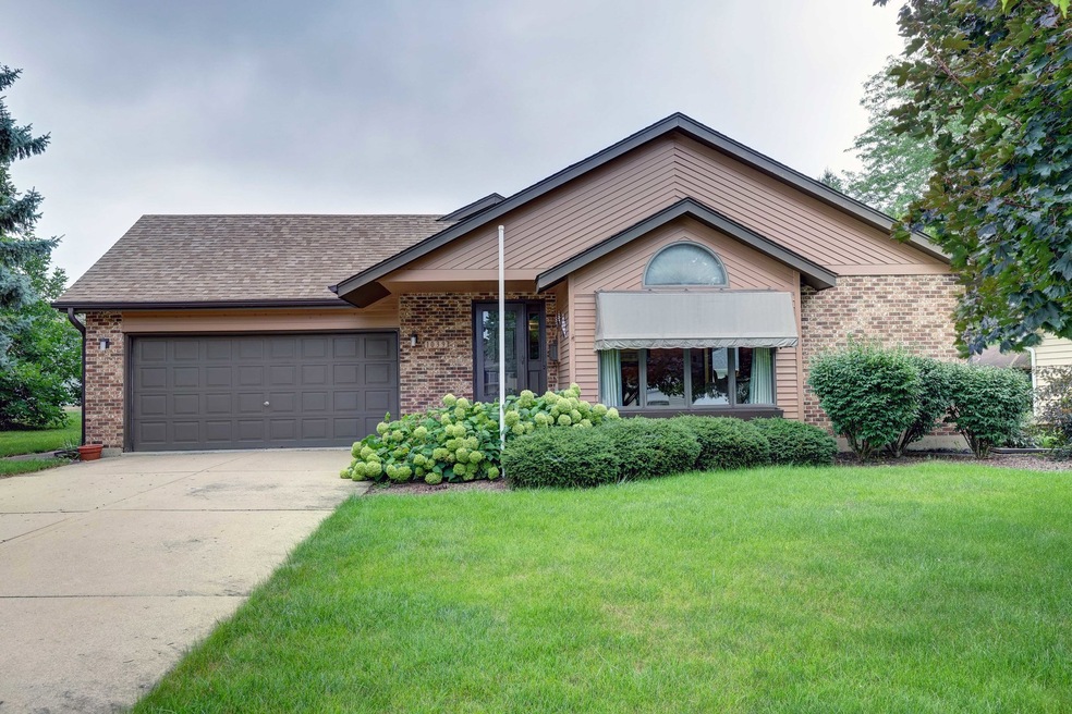 1039 Cypress Dr, Aurora, IL 60506 - photo 1