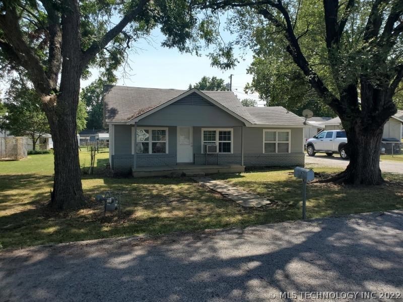 609 E 10th St, Claremore, OK 74017 - photo 1