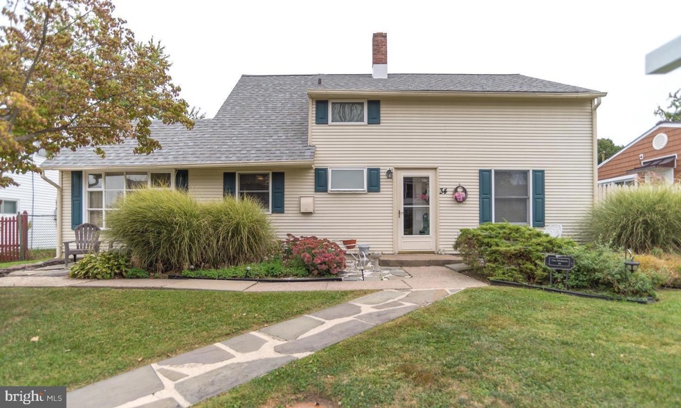 34 Roundabout Ln, Levittown, PA 19055 - photo 1