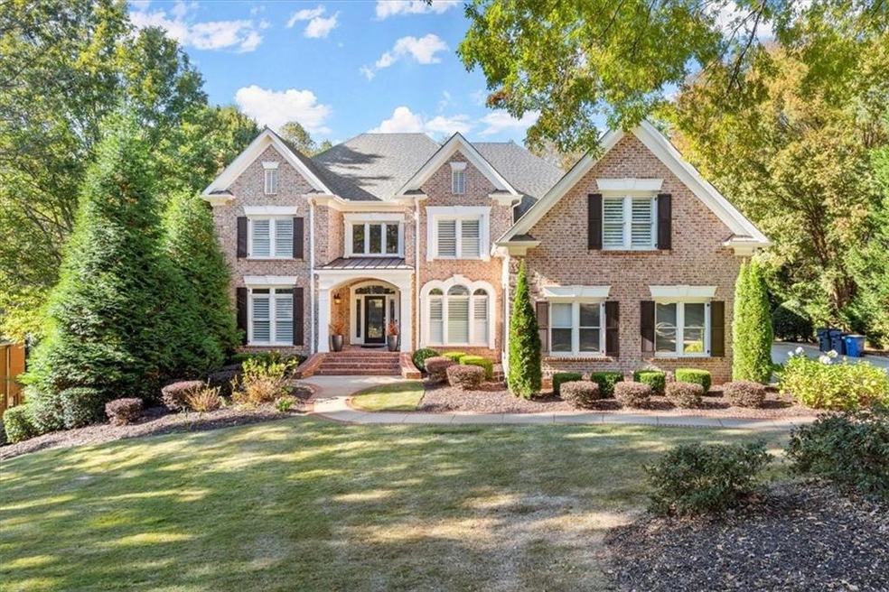 Craftsman house featuring a front lawn