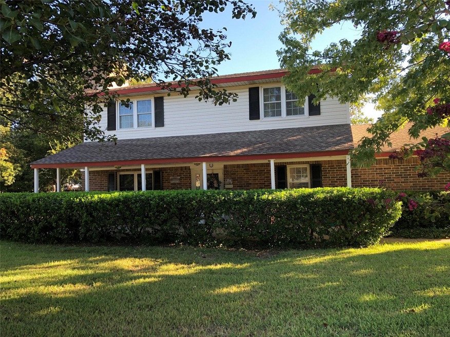 View of front of property featuring a front lawn