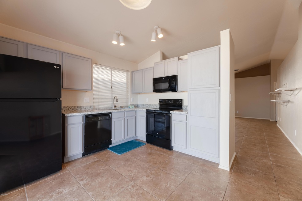 Kitchen w/beautiful granite!