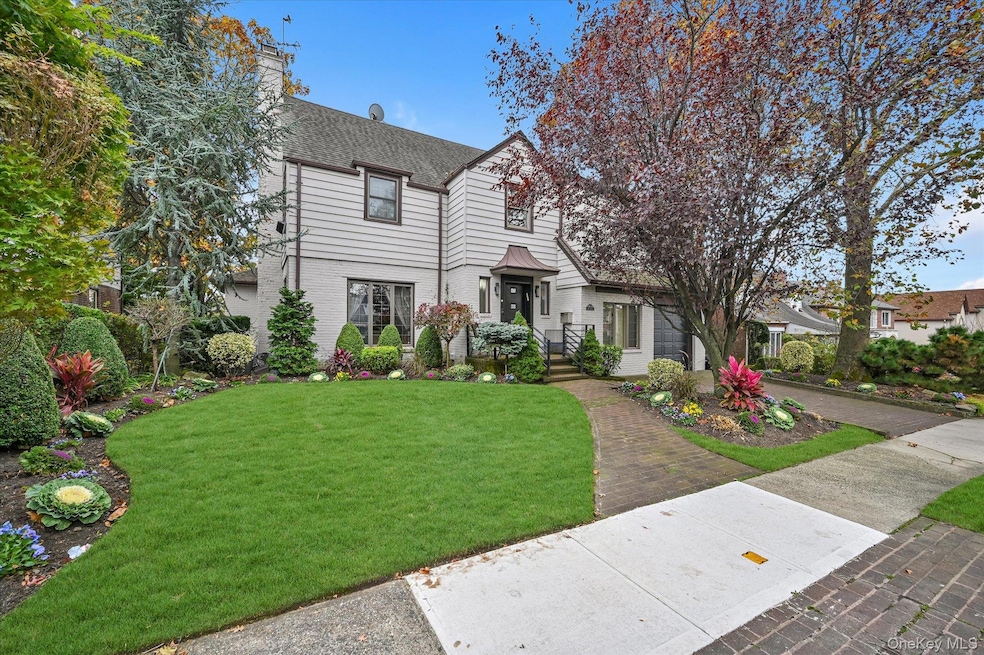 135-34 78th Dr, Flushing, NY 11367 - photo 1