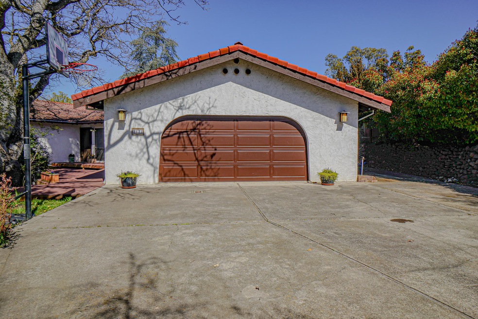 2422 Pinebrook Cir, Medford, OR 97504 - photo 1