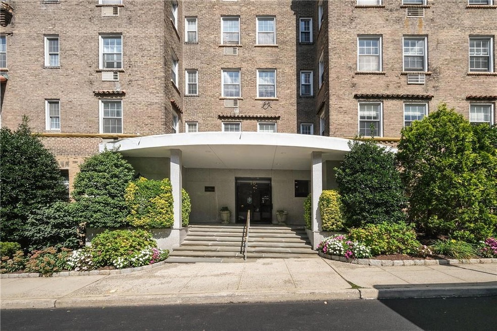 Chatsworth Gardens unit 706, Larchmont, NY 10538 - photo 1