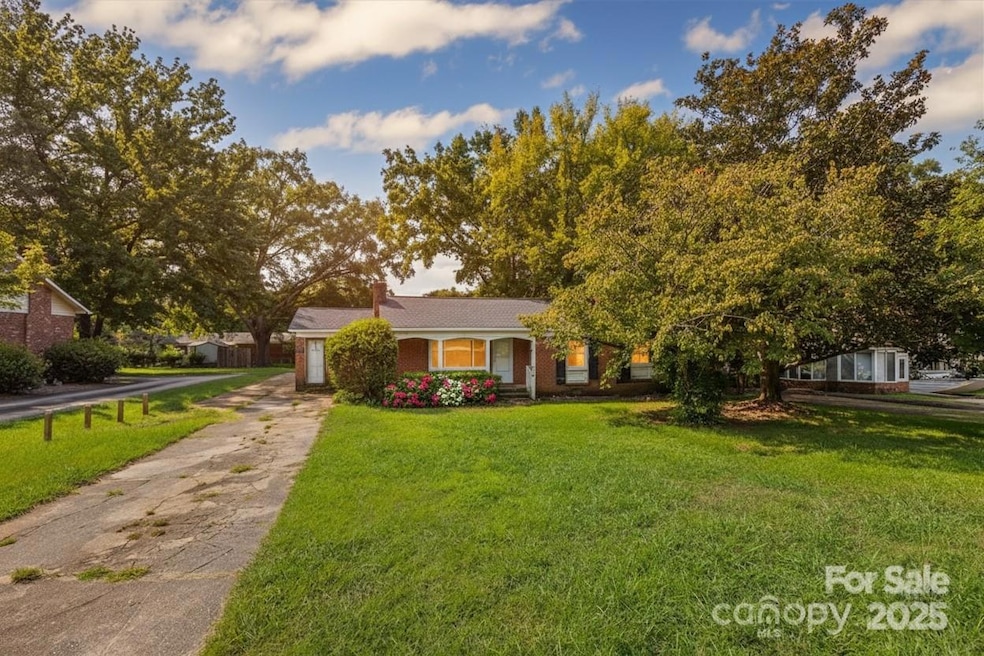 1109 W Edgemont Dr, Lancaster, SC 29720 - photo 1