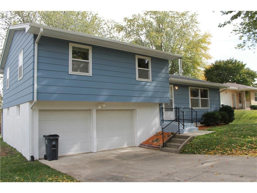 2401 Newport Dr SW, Cedar Rapids, IA 52404 - photo 1