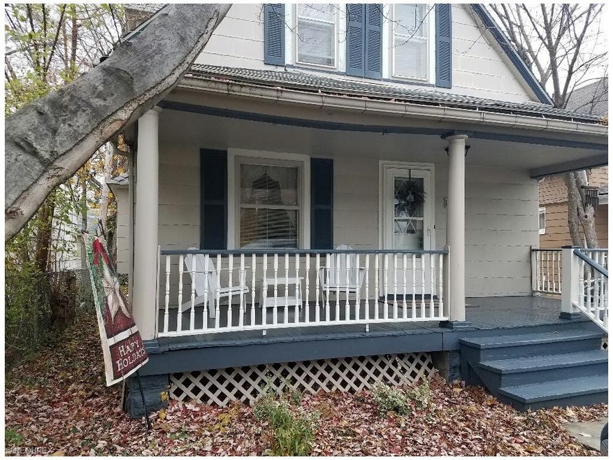 Adorable cottage! right in the middle of Lakewood, close to everything! This home has been well cared for and is move-in ready.