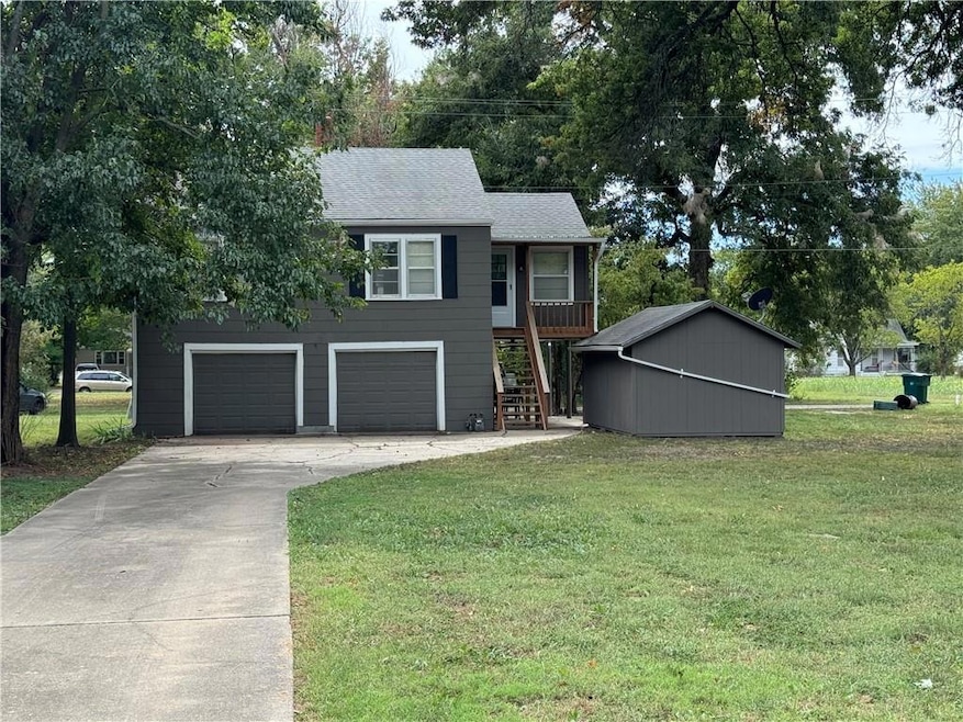 2318 Clark Ave, Parsons, KS 67357 - photo 1