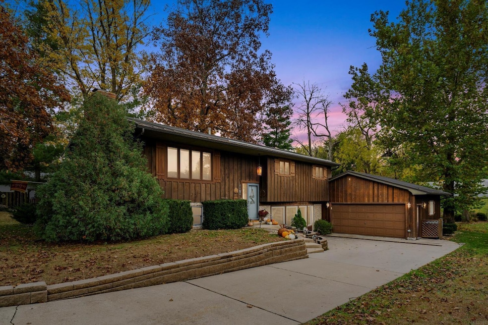 1121 4th St NE, Independence, IA 50644 - photo 1