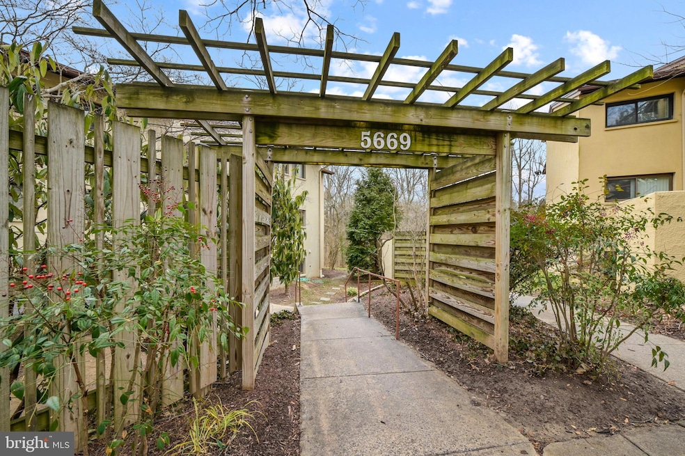 5669 Harpers Farm Rd unit D, Columbia, MD 21044 - photo 1