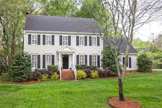 Welcome home! This charming colonial exudes tons o