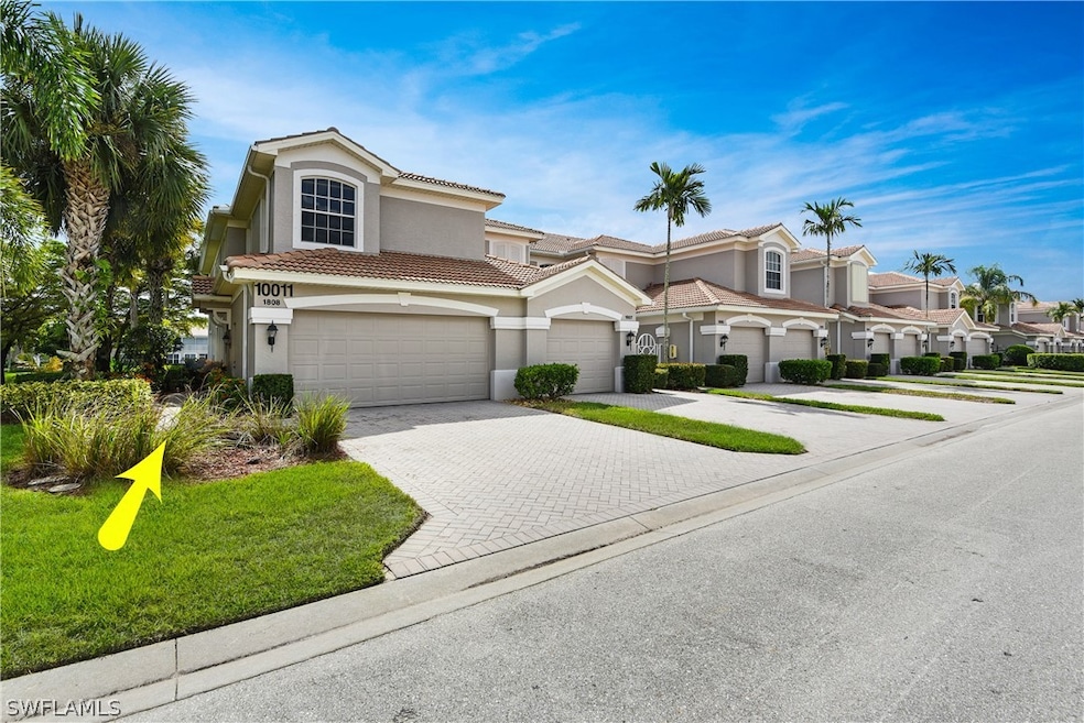 Second Floor End-Unit in Colonial Country Club