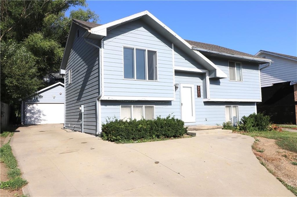 2438 SE 19th St, Des Moines, IA 50320 - photo 1