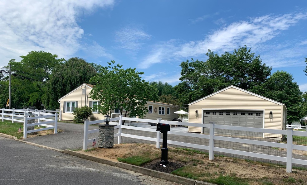 Large Driveway on Jennifer Dr