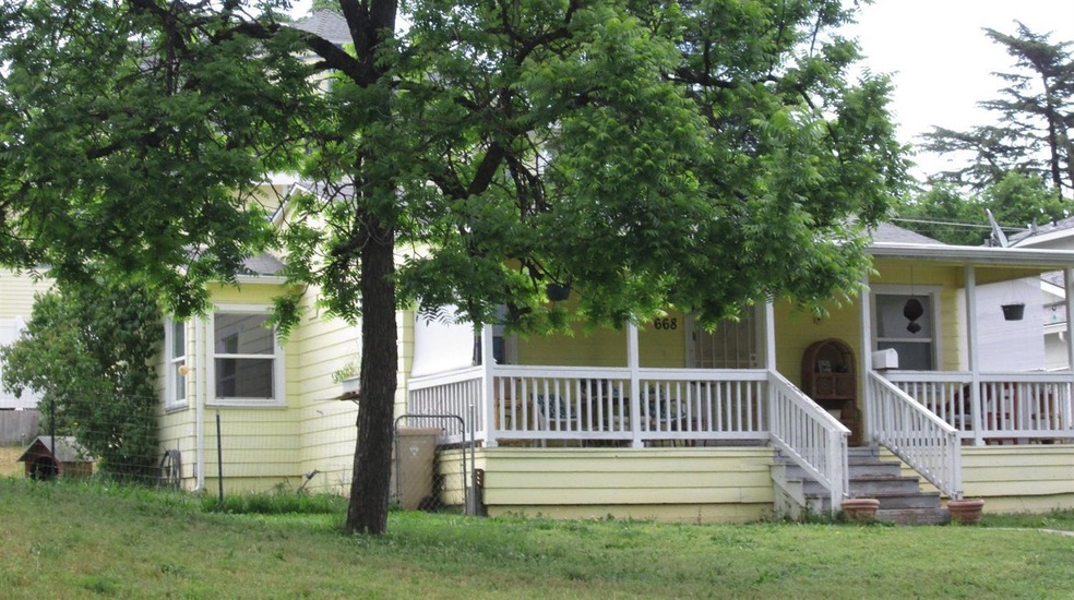 668 NW B St, Grants Pass, OR 97526 - photo 1