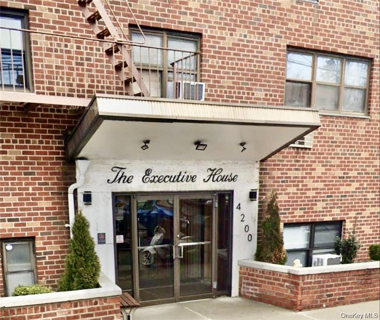 4200 Herkimer Place unit 4E, Bronx, NY 10470 - photo 1