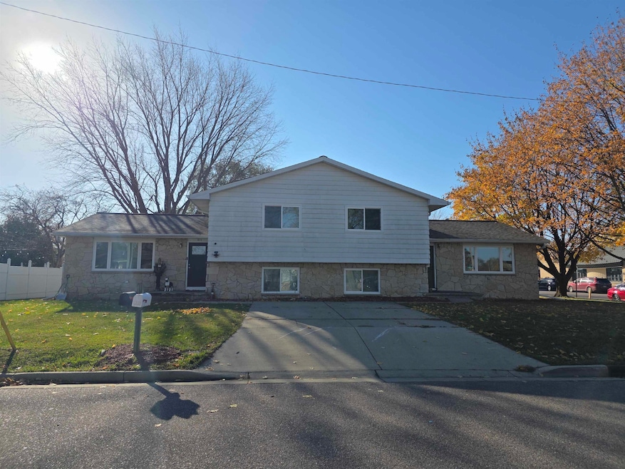 873/875 Lincoln Ave, Prairie Du Sac, WI 53578 - photo 1