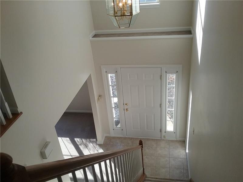 Beautiful 2-story entry with ceramic floor