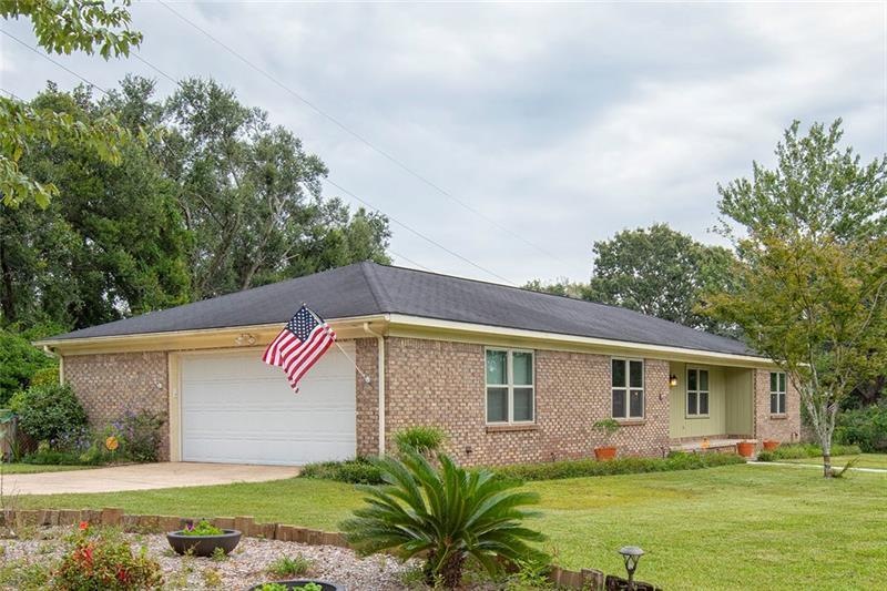 An amazing 1 Acre Lot in the Heart of Cottage Hill