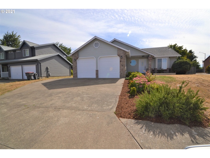 221 W Lincoln St, Carlton, OR 97111 - photo 1